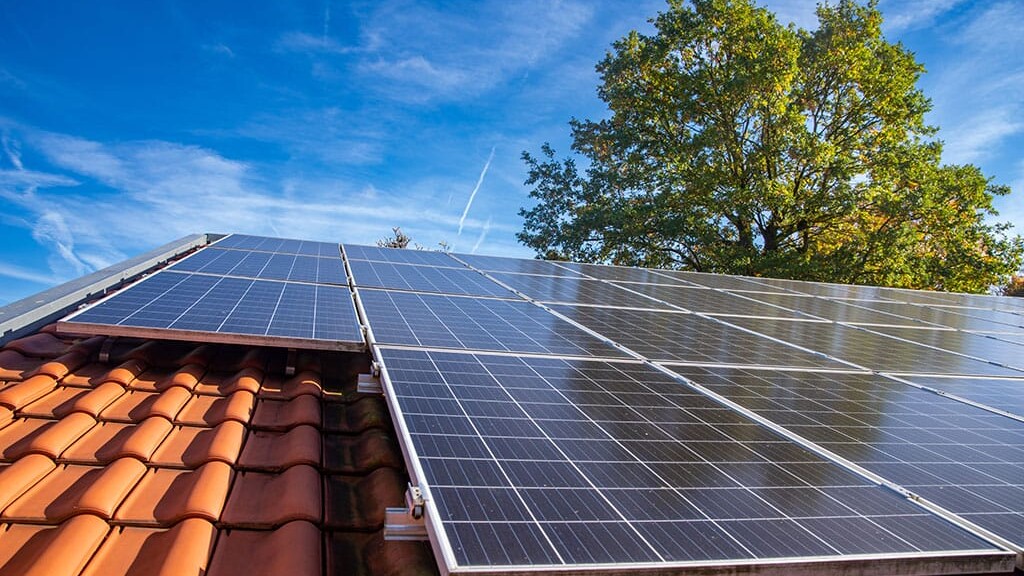 Zonnepanelen met thuisbatterij en laadpaal laten plaatsen